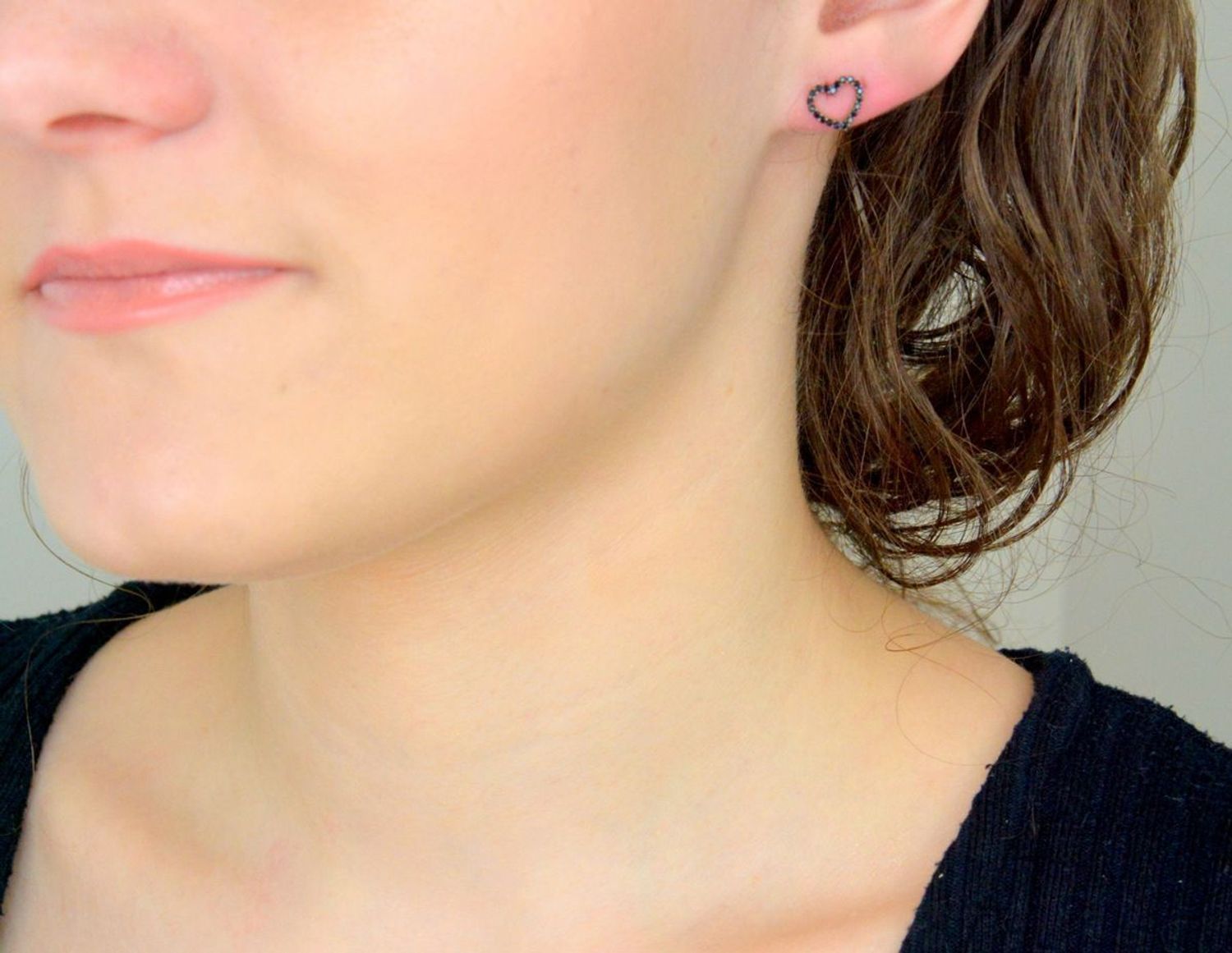 Złote kolczyki serca ozdobione czarnymi cyrkoniami KL 4796 - 333.jpg